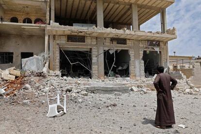 Un hombre observa un edificio dañado durante un bombardeo en la población de Hbeit, en el sur de Idlib.