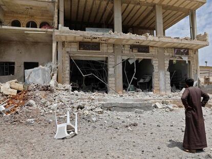 Un hombre observa un edificio dañado durante un bombardeo en la población de Hbeit, en el sur de Idlib.