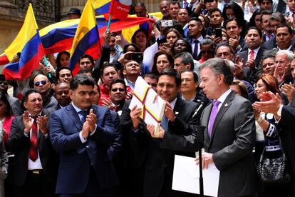 El presidente del Senado, Mauricio Lizcano, recibe del presidente de Colombia, Juan Manuel Santos, el acuerdo de paz con los rebeldes de las FARC, en Bogotá (Colombia).