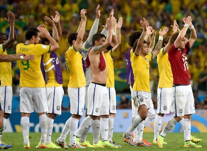 Jogadores do Brasil celebram a vitória.