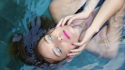 Disfruta de un baño en la playa o la piscina sin que tu maquillaje se estropee. GETTY IMAGES.