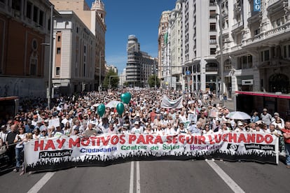 Cabecera de la columna que salió de la plaza de Callao hacia Cibeles, a su paso por Gran Vía.