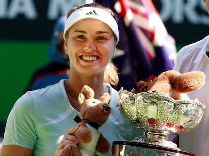 Martina Hingis celebra el título de mixtos del Abierto de Australia de Tenis al vencer junto a su compañero indio Mahesh Bhupathi en la final a la pareja formada por el canadiense Daniel Nestor y la rusa Elena Lijovtseva, por 6-3 y 6-3, en Melburne, el 29 de enero de 2006.