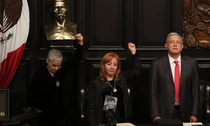 Claudia y Rosario Piedra Ibarra junto a López Obrador este miércoles, en el Senado mexicano.