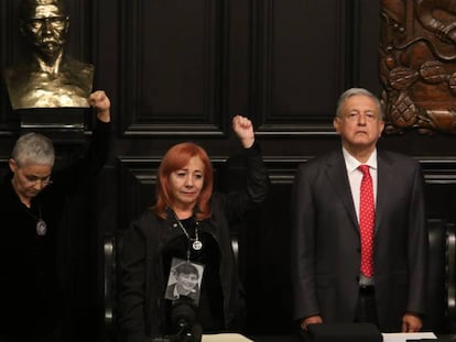 Claudia y Rosario Piedra Ibarra junto a López Obrador este miércoles, en el Senado mexicano.