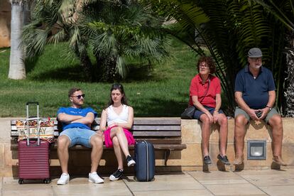 Unos turistas reposan en un banco en el centro de Málaga.