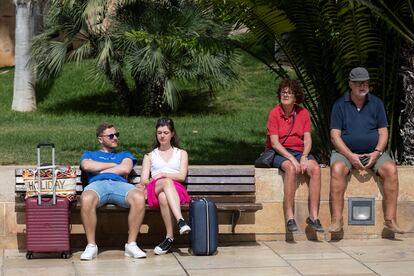 Unos turistas reposan en un banco en el centro de Málaga. 