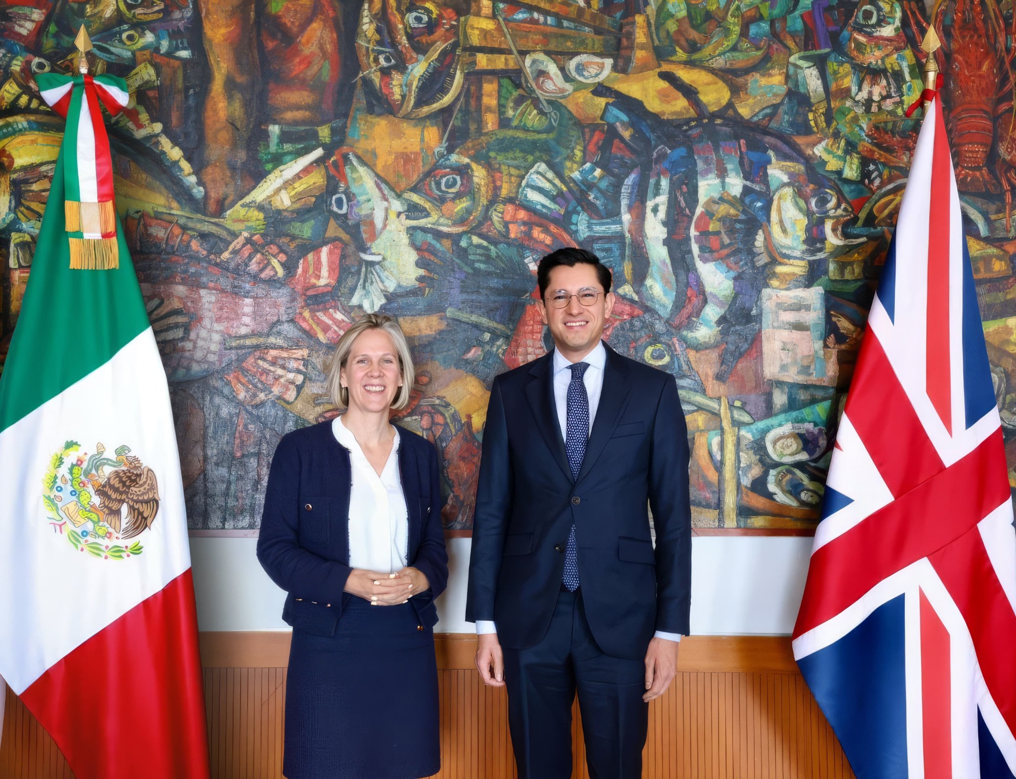 México expande su horizonte en el libre comercio al sellar un renovado tratado con Reino Unido