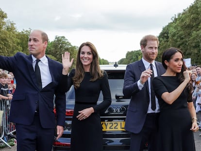 Britain's Prince William, Prince of Wales, Britain's Catherine, Princess of Wales, Britain's Prince Harry, Duke of Sussex, Britain's Meghan, Duchess of Sussex, wave at well-wishers on the Long walk at Windsor Castle on September 10, 2022.