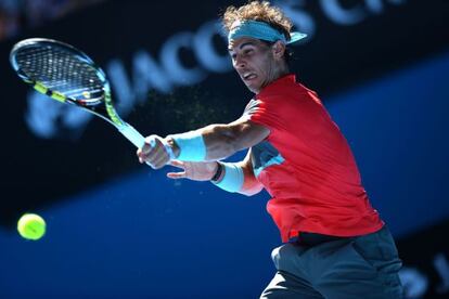 Nadal golpea la pelota durante el partido ante Dimitrov 