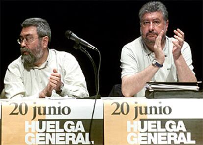 En la imagen, los secretarios generales de CC OO y UGT, José María Fidalgo (d) y Candido Méndez (i).