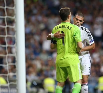 Pepe felicita a Casillas después de una parada