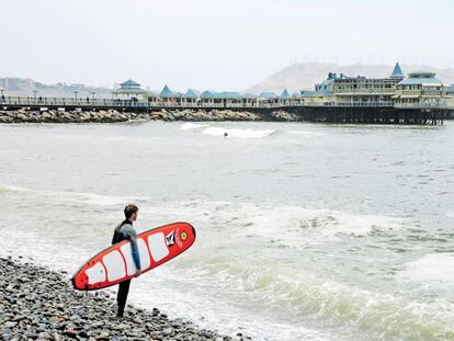 Un surfista en la playa Makaja.