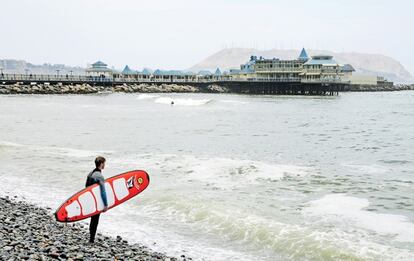 Un surfista en la playa Makaja.