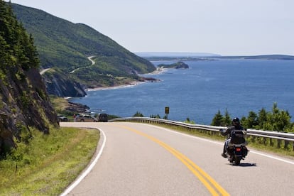 Los 300 kilómetros de Cabot Trail (Nueva Escocia) serpentean y suben por montañas costeras con imponentes vistas al mar en cada curva, ballenas que asoman del agua frente al litoral y numerosos senderos para pararse y explorar a pie. La zona además está salpicada de comunidades celtas y acadias (descendientes de los franceses que se asentaron en el siglo XVIII) y su rítmica música de violines suena en los pubs locales. El mejor tramo está en la costa noroeste de la isla de Cape Breton y, después, el que desciende hasta Pleaseant Bay: una carretera tortuosa con miradores para disfrutar de unas fantásticas panorámicas. Podremos desviarnos hasta la localidad de Glace Bay para captar su historia minera, ir a la fortaleza de Louisbourg, en el este, para ver cómo era la vida militar en el siglo XVIII o al Highland Village Museum para conocer el modo de vida de los primeros inmigrantes escoceses.