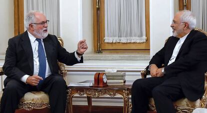 El ministro de Exteriores iraní, Mohammad Javad Zarif (derecha), durante el encuentro con el comisario de la Energía europeo, Miguel Arias Cañete, este domingo en Teherán.