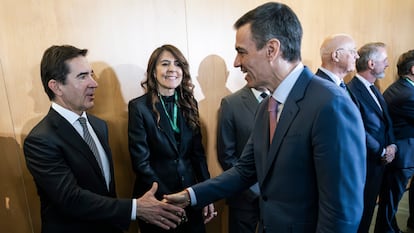El presidente del BBVA Carlos Torres saluda al presidente del Gobierno, Pedro Sánchez, durante las jornadas del Cercle d'Economia. Detrás, el presidente del Banc Sabadell, Josep Oliu.