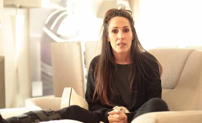 Malú, en una imagen del vídeo en el que anuncia su accidente.