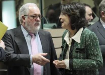 El ministro de Agricultura y Pesca del Gobierno español, Miguel Arias Cañete (i), conversa con la comisaria europea de Pesca, Maria Damanaki, durante la reunión del consejo de ministros de Agricultura y Pesca de la Unión Europea (UE) celebrada en Bruselas, Bélgica. EFE/Archivo