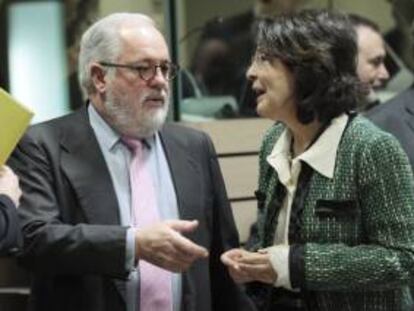 El ministro de Agricultura y Pesca del Gobierno español, Miguel Arias Cañete (i), conversa con la comisaria europea de Pesca, Maria Damanaki, durante la reunión del consejo de ministros de Agricultura y Pesca de la Unión Europea (UE) celebrada en Bruselas, Bélgica. EFE/Archivo