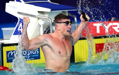 Adam Peaty celebra su triunfo.