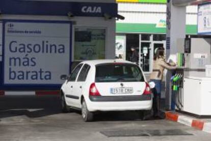 En la imagen, una gasolinera de Valladolid en la que se oferta una reducción de precios. EFE/Archivo