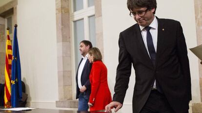 Carles Puigdemont després de signar un document sobre la independència fora de l'hemicicle del Parlament.