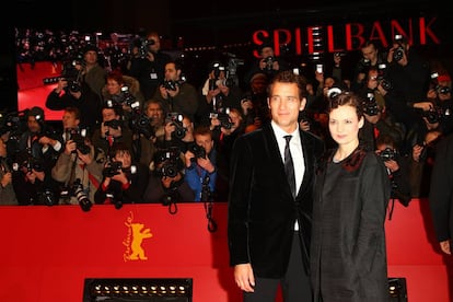 El actor y su mujer Sarah Jane Fenton posan en la Berlinale, el Festival de Cine de Berlín (2009).