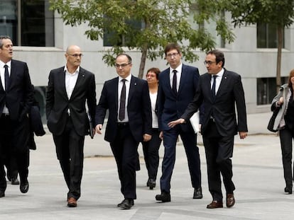 Los exconsejeros llegando a la Audiencia, el 2 de noviembre.