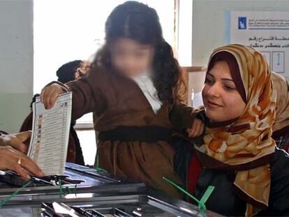Una niña iraquí deposita el voto de su madre en un colegio electoral de la ciudad kurda de Suleimaniya.