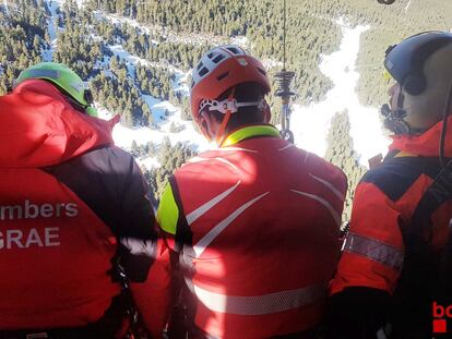 Tres miembros de la unidad de rescates de los bomberos, en una intervención de alta montaña.
