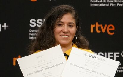 La directora Fernanda Valadez, con los premios de Horizontes Latinos y Cooperación Española, en San Sebastián.
