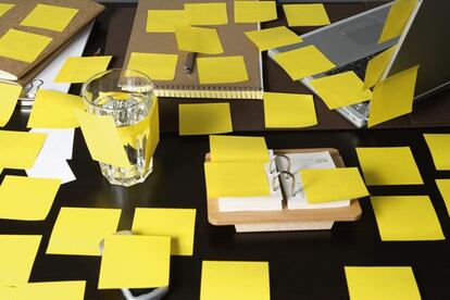 El post it soluciona el problema de dónde apuntar lo que se quiere recordar, pero crea uno nuevo: recordar dónde se dejó el 'post it'