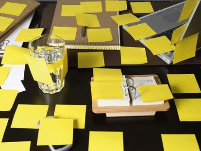 El post it soluciona el problema de dónde apuntar lo que se quiere recordar, pero crea uno nuevo: recordar dónde se dejó el 'post it'