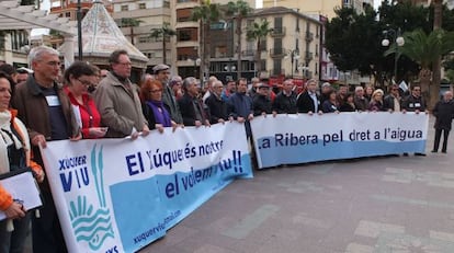 Concentración convocada por Xúquer Viu en Alzira para exigir agua de calidad para La Ribera y recoger alegaciones al plan hidrológico.