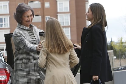 El rey Juan Carlos ha recibido en el hospital la visita de sus nietas -la princesa Leonor y la infanta Sofía- acompañadas de sus padres, los reyes Felipe y Letizia, y de su abuela la reina Sofía.