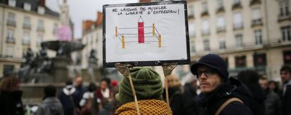 Una mujer sostiene una pancarta que reza "No amordaces la libertad de expresión" en una manifestación en nantes.