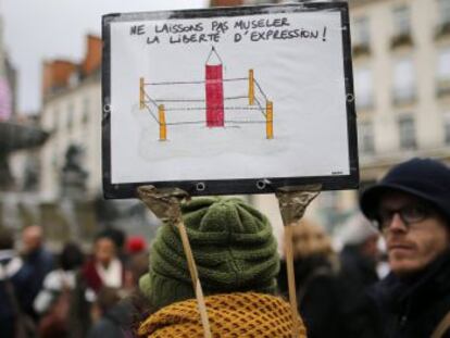 Una mujer sostiene una pancarta que reza &quot;No amordaces la libertad de expresi&oacute;n&quot; en una manifestaci&oacute;n en nantes. 