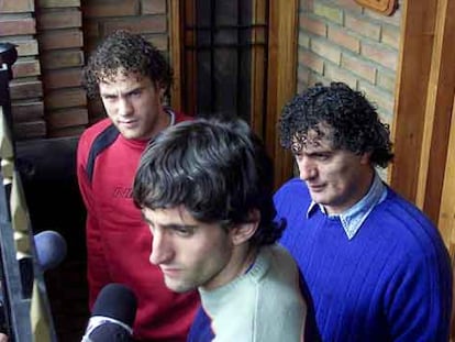 Diego Milito (en primer plano), con su hermano y su padre, hace tres años cuando el último fue liberado de un secuestro.