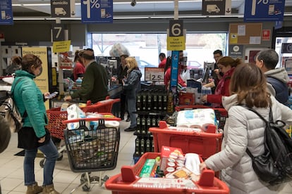 La Asociación de Distribuidores, Autoservicios y Supermercados (Asedas), que aglutina el 70% de la superficie de venta, asegura en un comunicado que “España cuenta con una de las distribuciones alimentarias más eficientes de Europa y con un equipamiento preparado para hacer frente a situaciones extraordinarias”, como la del coronavirus. En la imagen, clientes de un supermercado de Madrid.