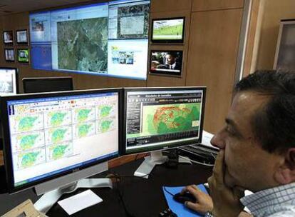 Un técnico de la sala de emergencias de Protección Civil simula los efectos de un incendio.