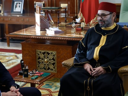 RABAT (MARRUECOS), 07/04/2022.- El presidente del Gobierno español, Pedro Sánchez (i), se reúne con el rey Mohamed VI de Marruecos (d), en un encuentro que pretende simbolizar el cierre definitivo de la crisis diplomática entre sus dos países tras el aval de España a la propuesta de autonomía marroquí para el Sahara Occidental, este jueves en el Palacio Real de Rabat, Marruecos. EFE/ Mariscal
