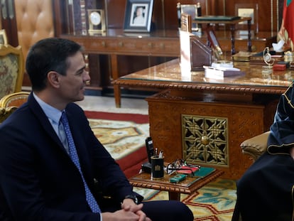 El presidente del Gobierno español, Pedro Sánchez, con el rey Mohamed VI de Marruecos, durante su encuentro del pasado abril.