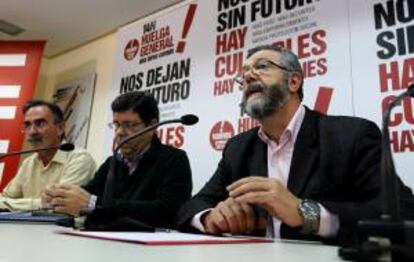 Los secretarios de organización (de izda a dcha), de USO, Ladislao Pérez; de UGT, José Javier Cubillo, y de CCOO, Antonio del Campo. EFE/Archivo