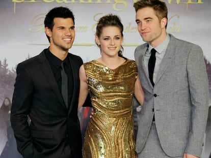 De izquierda a derecha: Taylor Lautner, Kristen Stewart, Robert Pattinson, en el estreno de 'Amanecer - Parte 2, en 2012. 