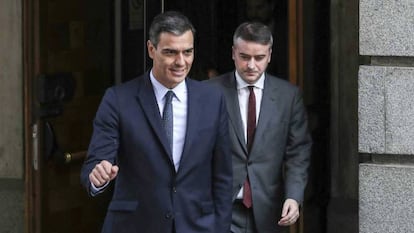 Iván Redondo sale del Congreso siguiendo a Pedro Sánchez, el pasado 23 de febrero.