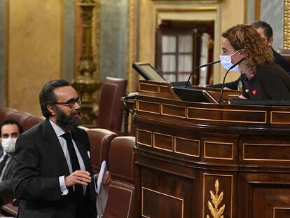 El diputado de Vox José María Sánchez conversa con la presidenta del Congreso, Meritxell Batet, en el pleno de este martes.