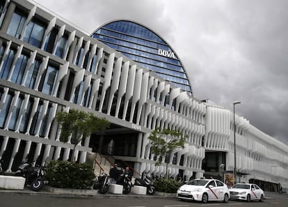 Fachada de la sede corporativa del BBVA, en el distrito de Las Tablas en Madrid. 