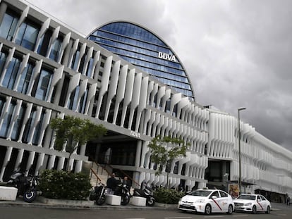 Fachada de la sede corporativa del BBVA, en el distrito de Las Tablas en Madrid. 