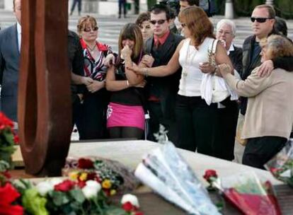 Familiares de los militares muertos en el accidente del Yak-42, en el homenaje celebrado ayer en el Cuartel General del Ejército del Aire.